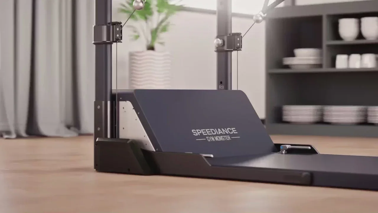 El equipo de fuerza guiada del box de Spark Wellness en Vitacura, con su pantalla y los cables de resistencia digital
